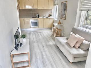 Prime location unit with backyard - Sidney - 6