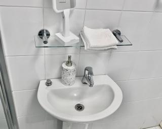 Prime location unit with backyard - Sidney - 1