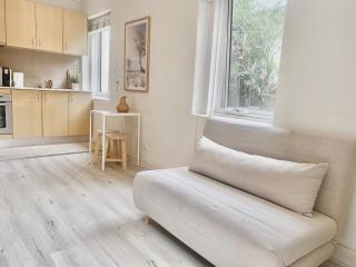 Prime location unit with backyard - Sidney - 9