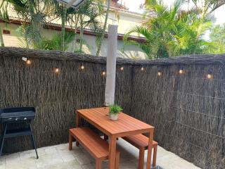 Prime location unit with backyard - Sidney - 3