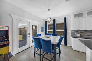 Regal Island Retreat - Flour Bluff - 2