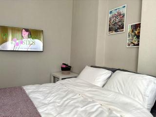 Pink House Walk Everywhere, 3BR, Fiber Internet - Istanbul - 0
