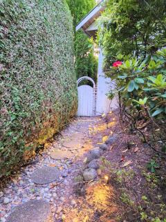 Gorgeous Two Bedroom Suite in a Quiet, Picturesque Neighborhood! - West Vancouver - 2