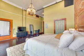 Studio with Private Balcony in Downtown Marshall! - Marshall - 3