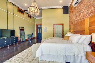 Studio with Private Balcony in Downtown Marshall! - Marshall - 1