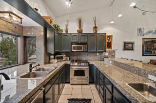 Mammoth Village Properties by 101 Great Escapes - 2