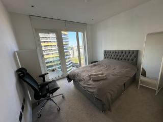 2 Bedroom Modern Apartment Next to Westfield London - London - 3