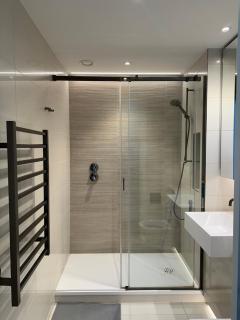 2 Bedroom Modern Apartment Next to Westfield London - London - 9