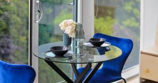 Stylish 2BR w Cinema, Gym, Games Room & Free Parking, Kew Gardens - 4