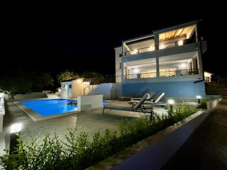 Bay view apartment with pool & sea view - 9