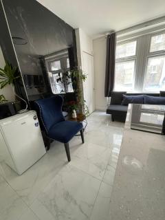 Lovely Ground Floor Miles Apartment - 5