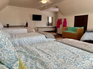 Spacious 2BR Getaway - Near City -Easy Parking - - 5