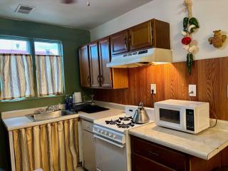 Spacious 2BR Getaway - Near City -Easy Parking - - 4