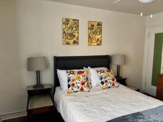 Spacious 2BR Getaway - Near City -Easy Parking - - 9