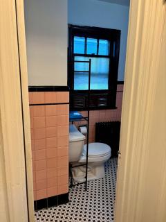 Spacious 2BR Getaway - Near City -Easy Parking - - 1