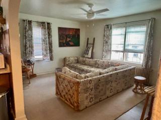 Spacious 2BR Getaway - Near City -Easy Parking - - 0