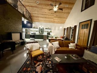 Whiskeys Hideaway - - 6