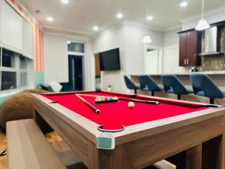 Pool Table Free Parking Sleeps 8 - Chicago - 7