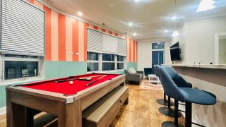 Pool Table Free Parking Sleeps 8 - Chicago - 4