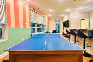 Pool Table Free Parking Sleeps 8 - Chicago - 1