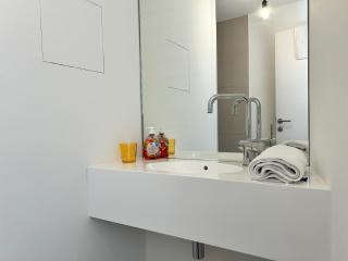 Modern 4 Bedroom Penthouse with Free Parking - Wenen - 9