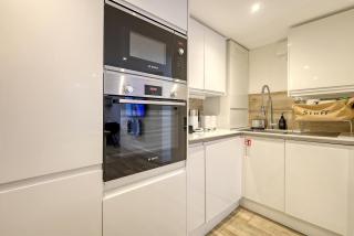 Luxury 2 Bedroom Apartment with Private Terrace & Parking - Wanstead, Escape London in London - Londra - 7