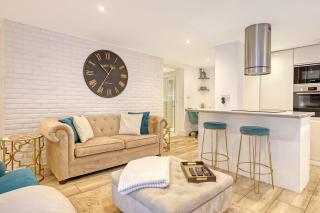 Wanstead Luxe Hideaway - Stunning 2 Bedroom Apartment with Private Terrace & Parking - 3
