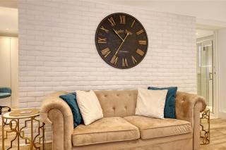 Wanstead Luxe Hideaway - Stunning 2 Bedroom Apartment with Private Terrace & Parking - 2