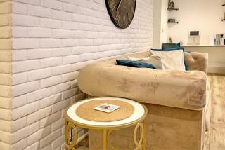 Wanstead Luxe Hideaway - Stunning 2 Bedroom Apartment with Private Terrace & Parking - 1