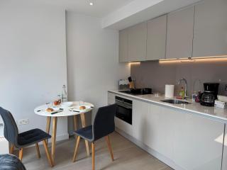 Prime Location! Cozy Stay by Riverside,Tube, Shops - 2