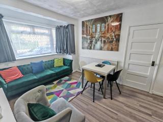 Lovely Apartment With Private Garden & Parking - Borehamwood - 0