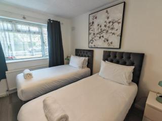 Lovely Apartment With Private Garden & Parking - Borehamwood - 8