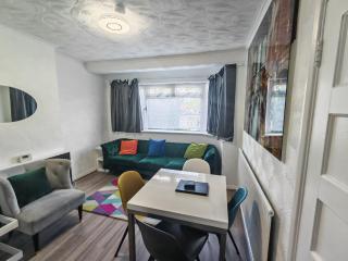 Lovely Apartment With Private Garden & Parking - Borehamwood - 5