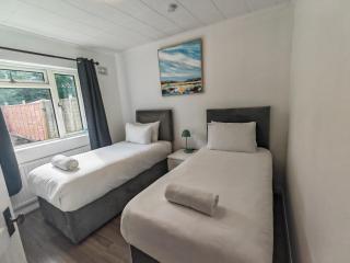 Lovely Apartment With Private Garden & Parking - Borehamwood - 4