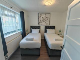 Lovely Apartment With Private Garden & Parking - Borehamwood - 3