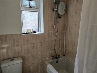 Lovely Apartment With Private Garden & Parking - Borehamwood - 1