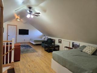 Wildland Gardens Farm House w Private Hot tub - Joseph - 5