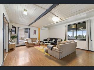 Spacious Home Lakes Entrance - 9