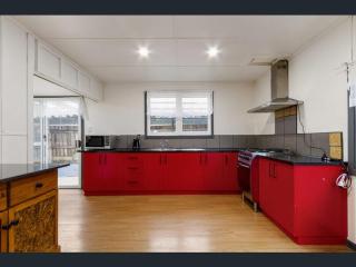 Spacious Home Lakes Entrance - 1