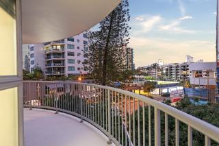 Stylish 3BR Oceanfront Stay by Mooloolaba Esp - Mooloolaba - 4