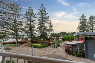 Stylish 3BR Oceanfront Stay by Mooloolaba Esp - Mooloolaba - 8
