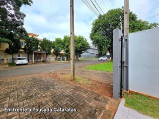 Casa ao lado da Av Das Cataratas com quintal - Foz do Iguaçu - 2