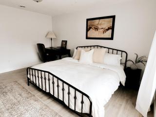 Aesthetic ranch style home with modern furnishings - Troy - 3