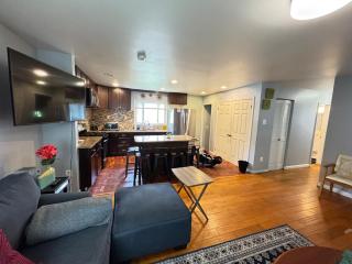 COZY Great Entire 8BR Home in Alexandria - Alexandria - 3