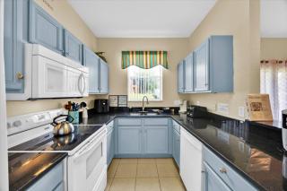 Disney themed rooms! Water slides, 90 day rentals available! - 2