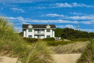 Rascals Oceanfront Retreat - 9