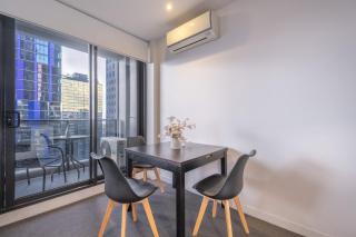 Fantastic View 2br1ba In Mel Cbd Wifi Balcony - 4