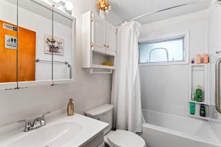 Budget Compact And Cozy On 6th Ave - 6