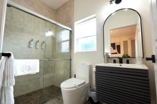 Villa Fiorō -Bold Luxury 2BR - River & Coastal Vibe - 3