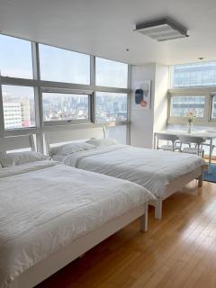 Modern and Spacious, Hongdae Stn 1mn - 0